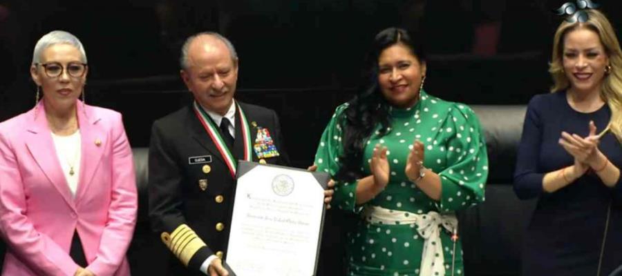 Entrega Senado Medalla de Honor "Armada de México" al secretario de Marina