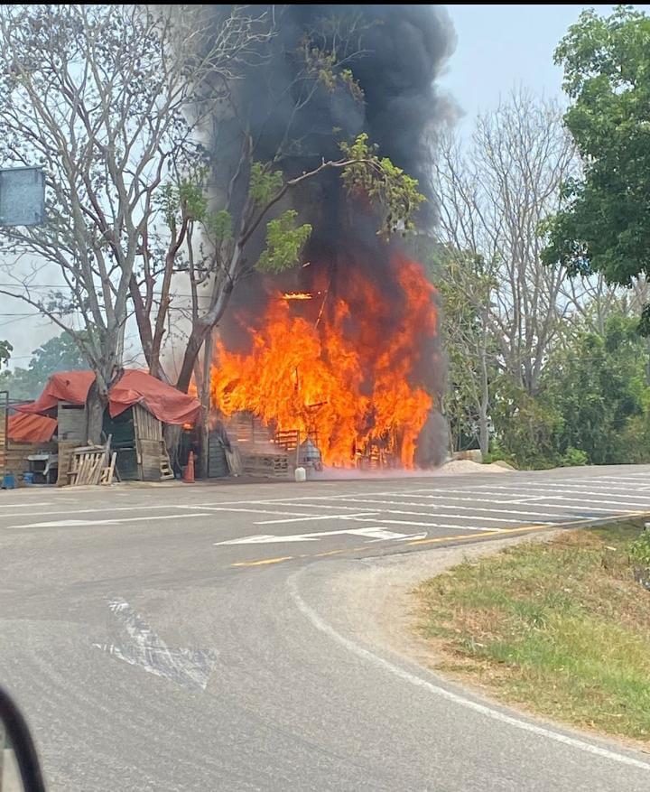 Se quema inmueble en la Villahermosa – Cárdenas