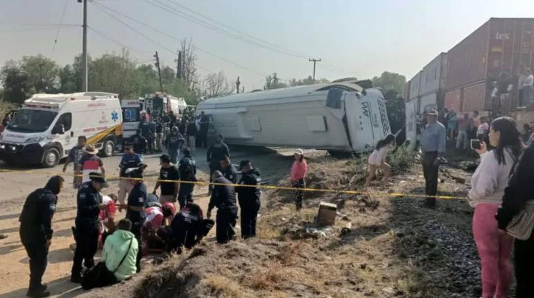 Autobús intenta ganarle paso a tren y es arrollado en Hidalgo; hay 1 muerto y 5 heridos