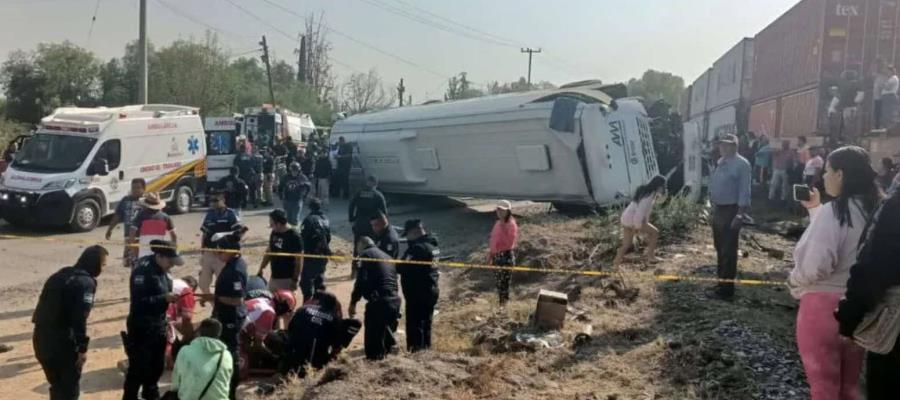 Autobús intenta ganarle paso a tren y es arrollado en Hidalgo; hay 1 muerto y 5 heridos