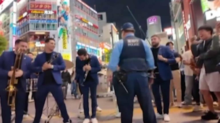 Banda Recodo ´arma´ pequeño show en calles de Japón y policía los irrumpe