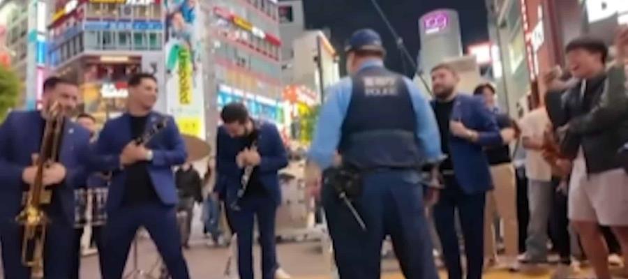 Banda Recodo ´arma´ pequeño show en calles de Japón y policía los irrumpe