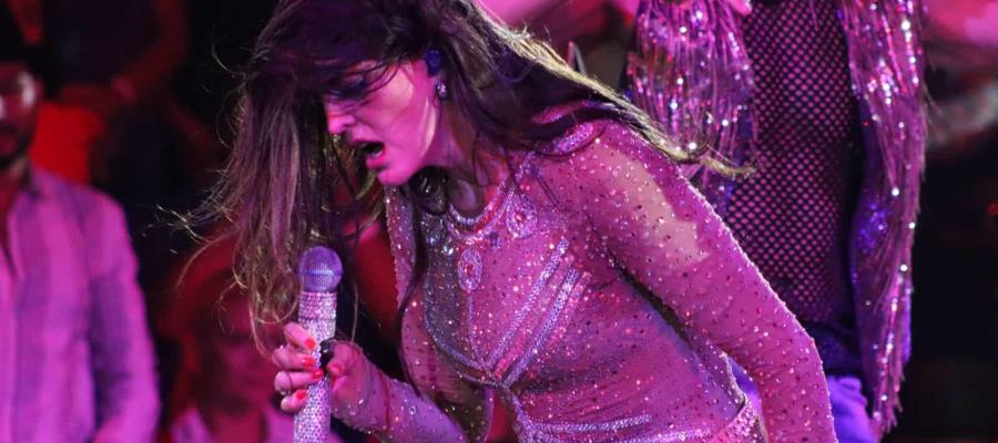 ¡Noche bandida! Ana Bárbara se entrega a sus fans y brinda con ellos