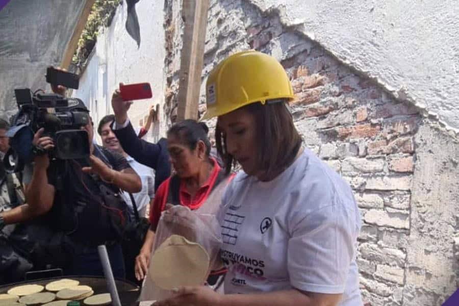 Xóchitl hace tortillas y promete construir 5 millones de viviendas en Día del Albañil