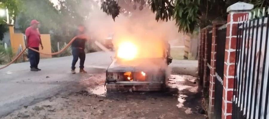 Queman camioneta y dejan manta con amenazas en Cunduacán 