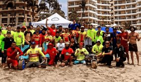 Surfeando sonrisas: Fundación mexicana que empodera a pcd a través de deportes acuáticos