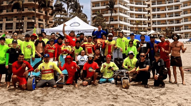 Surfeando sonrisas: Fundación mexicana que empodera a pcd a través de deportes acuáticos