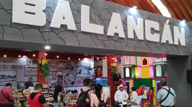 Balancán rinde homenaje a mujeres destacadas en su stand municipal