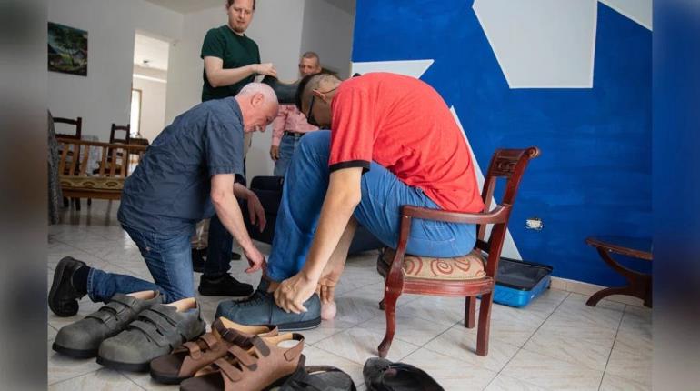Diseñadores alemanes regalan zapatos al hombre con los pies más grandes del mundo