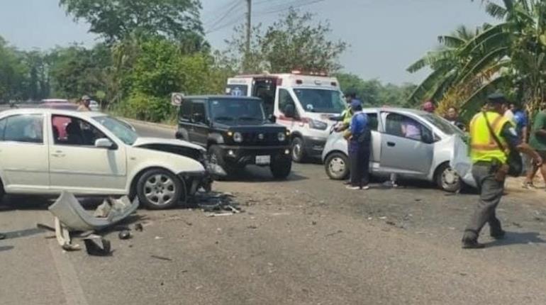 3 lesionados, uno de gravedad, deja aparatoso accidente vehicular en Cunduacán
