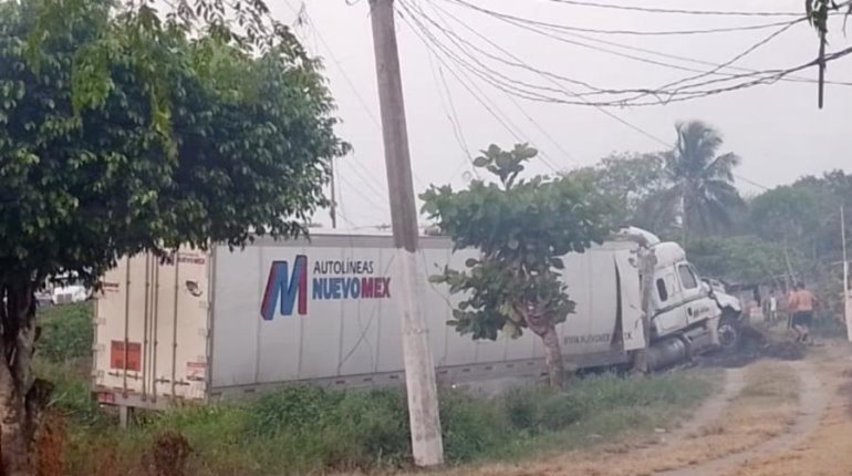 Tráiler choca contra poste de luz en la Frontera-Ciudad del Carmen