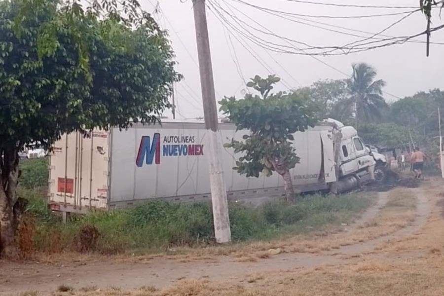 Tráiler choca contra poste de luz en la Frontera-Ciudad del Carmen