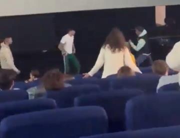 Boxeador español golpea a hombre en sala de cine; asegura que estaba agrediendo a una mujer