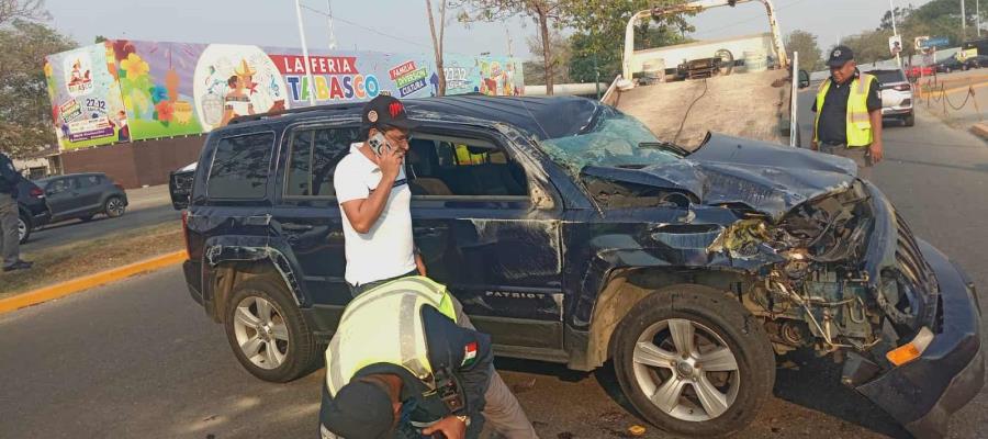 Vuelca vehículo sobre el bulevar Bicentenario a metros del acceso al Parque Tabasco