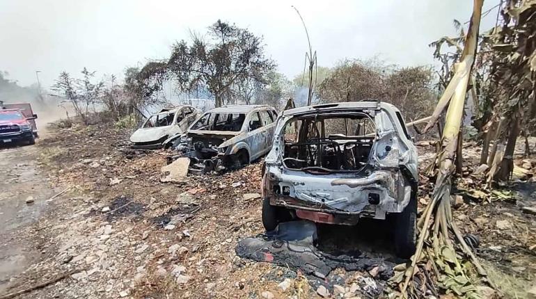 Incendio de pastizal alcanza vehículos chatarra en Atasta