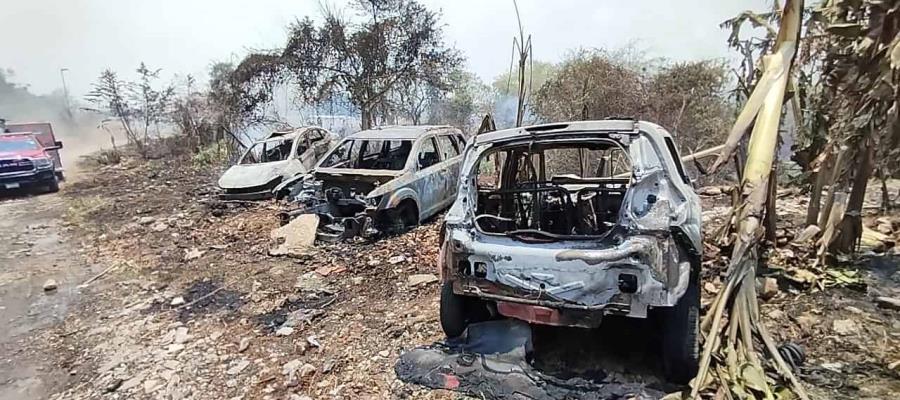 Incendio de pastizal alcanza vehículos chatarra en Atasta