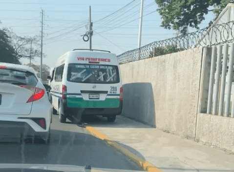 Operadores del transporte público conducen sobre la banqueta en el periférico de Villahermosa