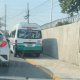 Operadores del transporte público conducen sobre la banqueta en el periférico de Villahermosa