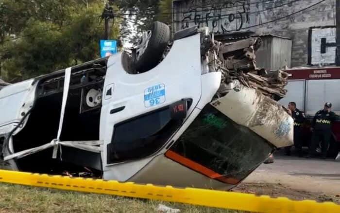 Volcadura de combi deja 2 muertos en Iztapalapa, CDMX