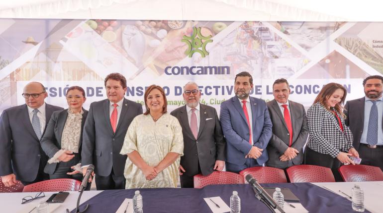 Confunden a Xóchitl en evento empresarial