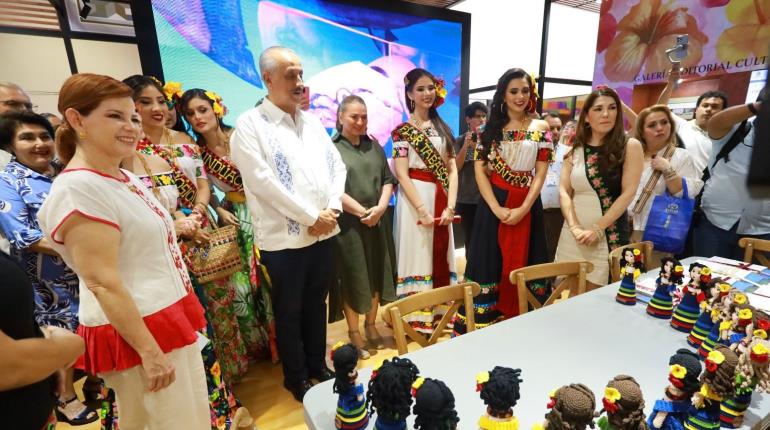 Inauguran stand de Centro; Lupita Vidal es el personaje distinguido