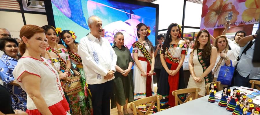 Inauguran stand de Centro; Lupita Vidal es el personaje distinguido