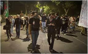 Manifestantes pro Palestina protestan frente a embajada de Israel en México