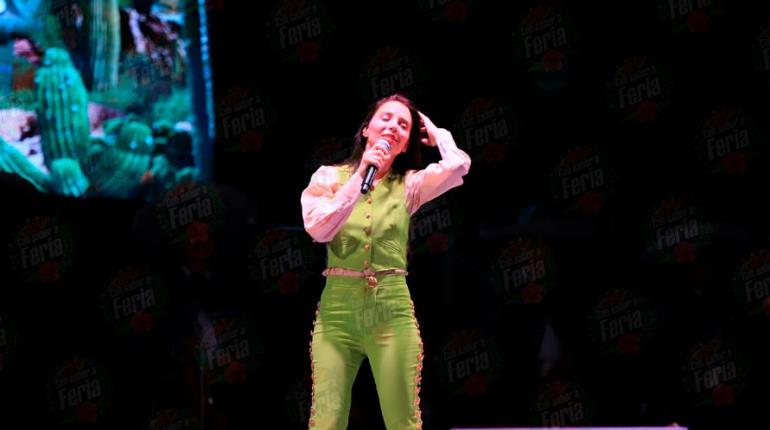 Majo Aguilar se presenta con mariachi y compra papas y refrescos a fans ante calor en la Feria