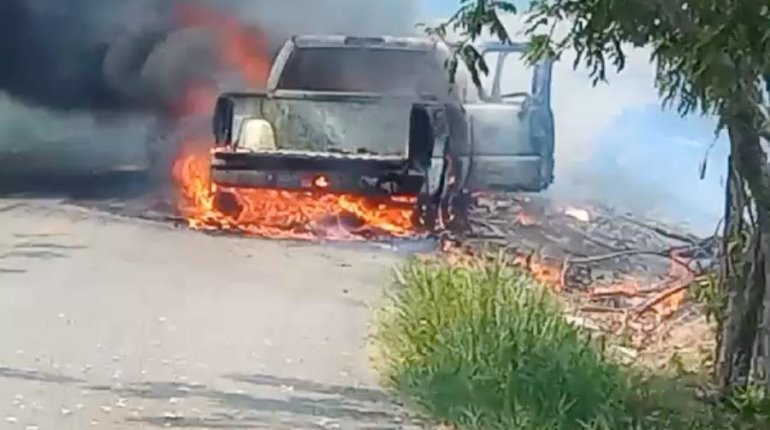 Se incendia camioneta por cortocircuito en Teapa