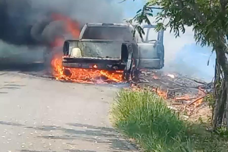 Se incendia camioneta por cortocircuito en Teapa