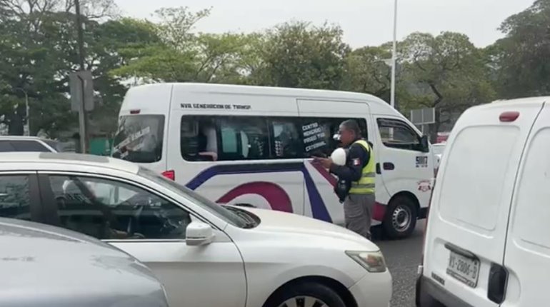 Evento y falta de tránsitos desquician tráfico en Ruiz Cortines y Paseo Tabasco