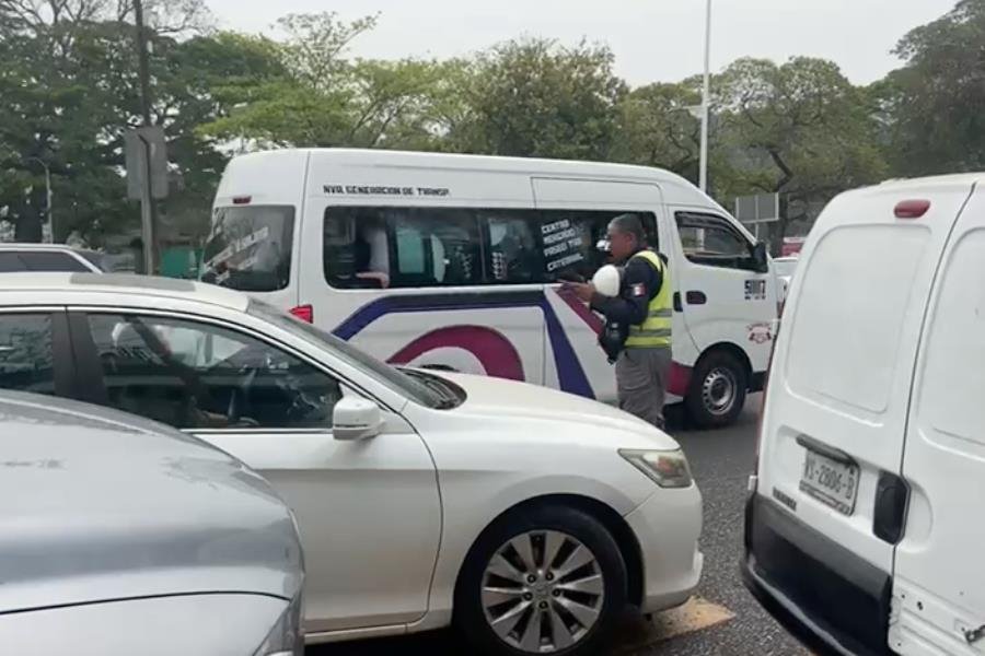 Evento y falta de tránsitos desquician tráfico en Ruiz Cortines y Paseo Tabasco