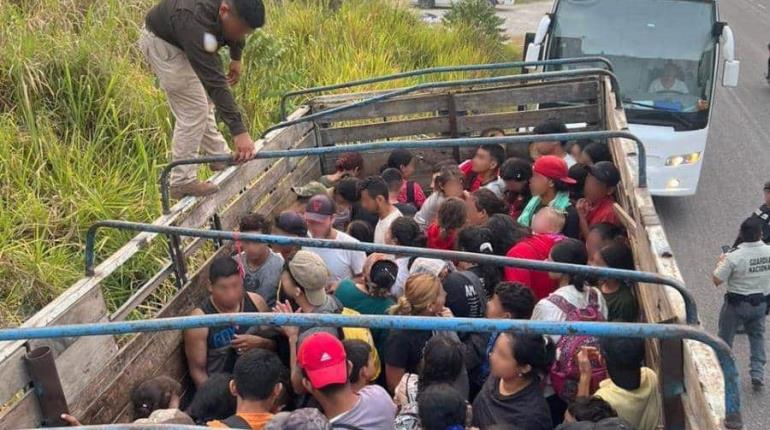 Rescatan a 72 migrantes que viajaban en tractocamión en la Escárcega-Villahermosa