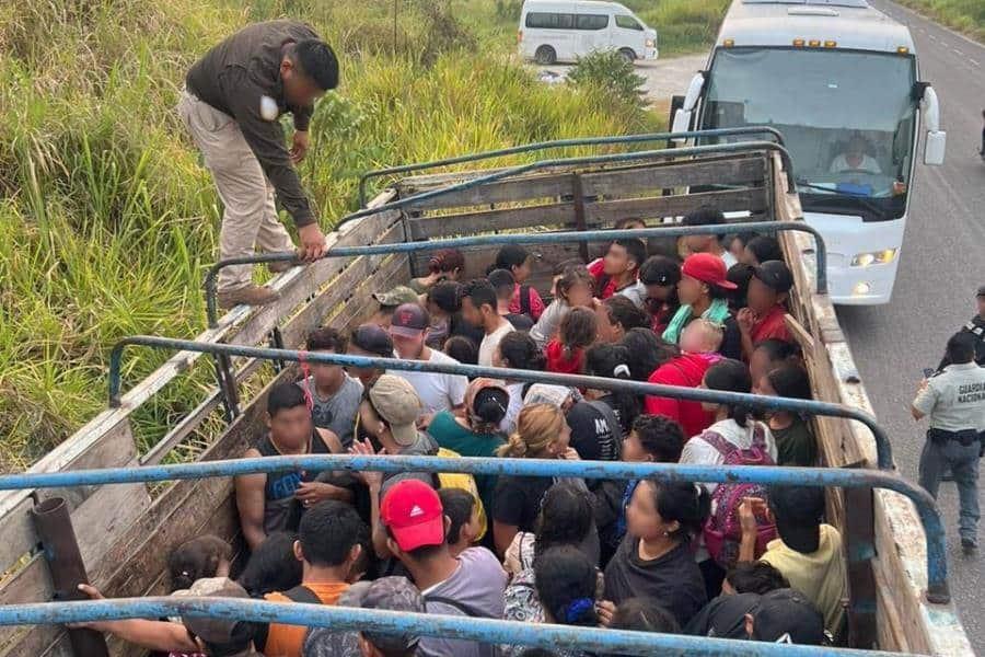 Rescatan a 72 migrantes que viajaban en tractocamión en la Escárcega-Villahermosa