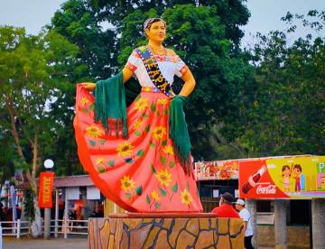 Embajadoras tienen estatuas monumentales en toda la Feria Tabasco