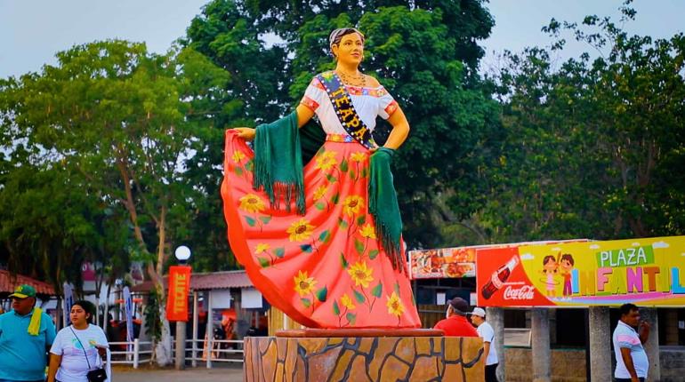 Embajadoras tienen estatuas monumentales en toda la Feria Tabasco