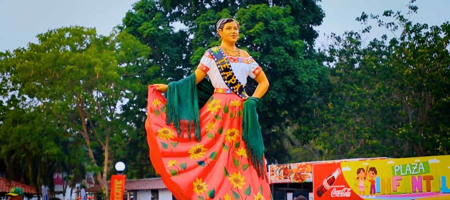 Embajadoras tienen estatuas monumentales en toda la Feria Tabasco