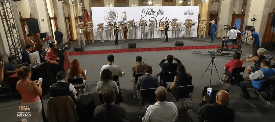 Obrador celebra el Día de las Madres con concierto en Palacio Nacional