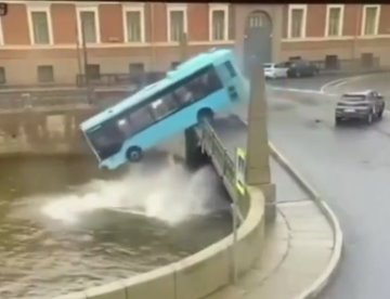 Autobús cae en río Moika, en Rusia; mueren 3 personas