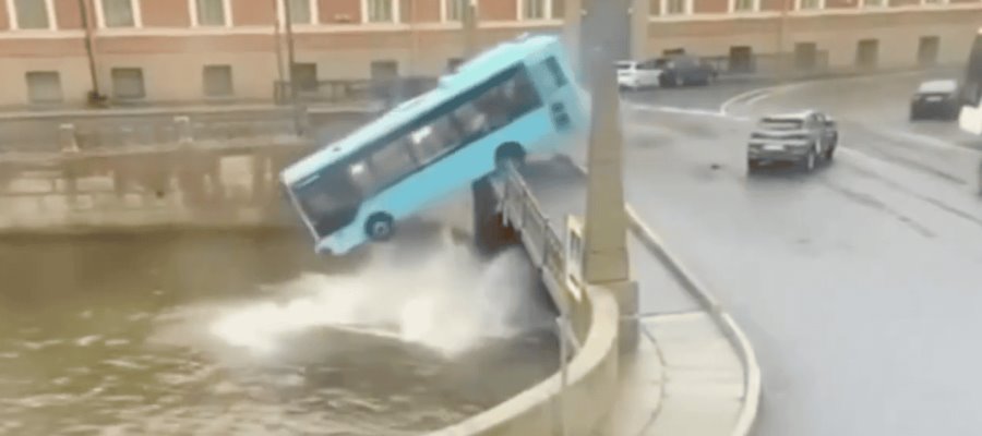 Autobús cae en río Moika, en Rusia; mueren 3 personas