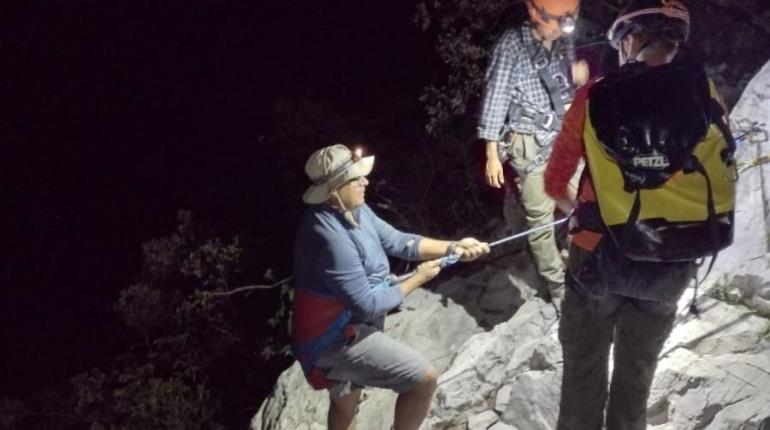 Rescatan en Nuevo León a personas atrapadas en cueva de Santa Catarina