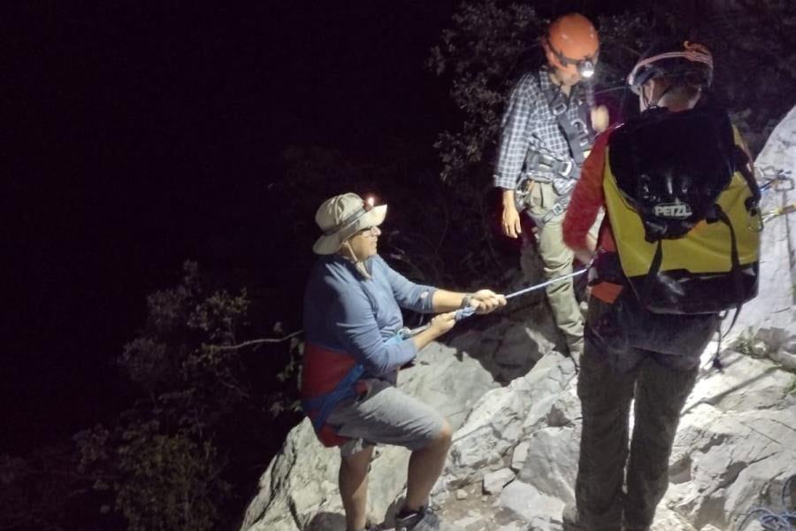 Rescatan en Nuevo León a personas atrapadas en cueva de Santa Catarina