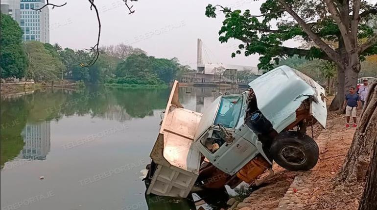 Volteo se queda sin frenos y termina dentro del Vaso Cencali