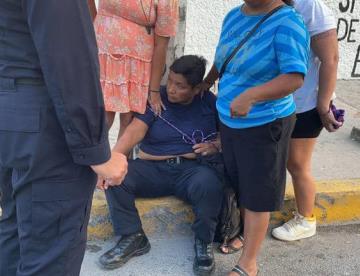 Mujer policía insulta a madres buscadoras y termina amarrada a un poste en Cancún