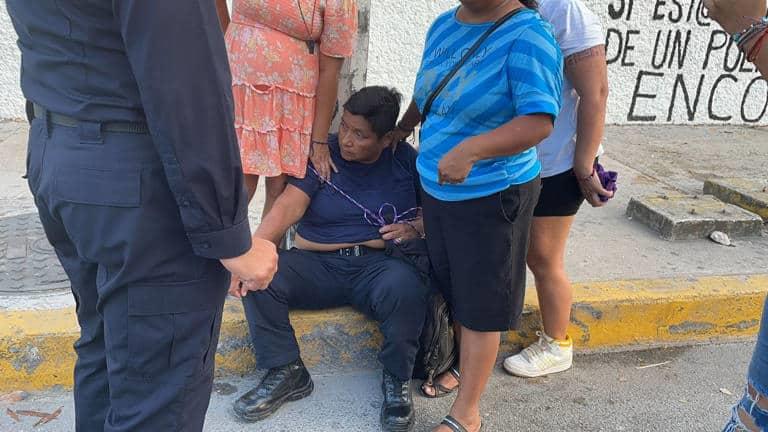 Mujer policía insulta a madres buscadoras y termina amarrada a un poste en Cancún