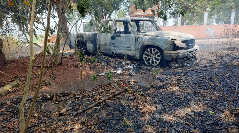 Incendio en pastizales de Macuspana alcanza camioneta