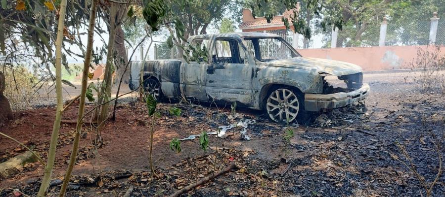 Incendio en pastizales de Macuspana alcanza camioneta