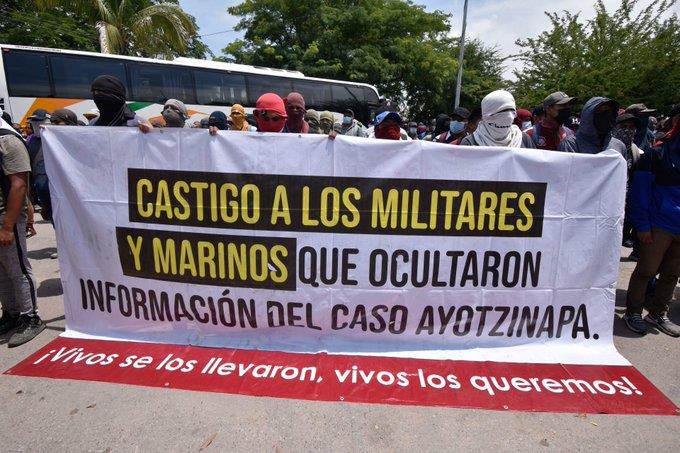 Salen de prisión 8 militares acusados de delincuencia organizada en caso Ayotzinapa