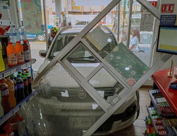 Automovilista termina dentro de tienda en Querétaro tras confundirse de pedales 