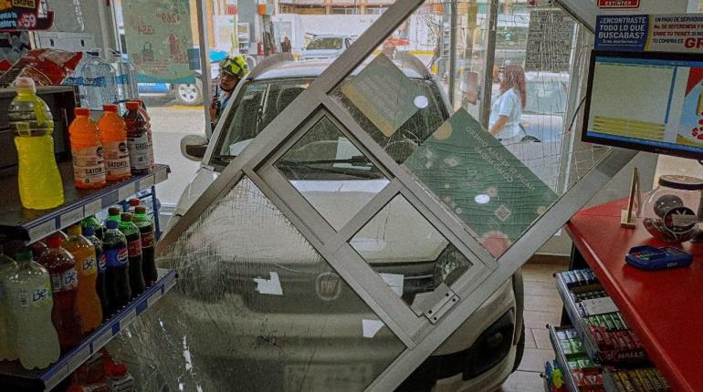 Automovilista termina dentro de tienda en Querétaro tras confundirse de pedales 